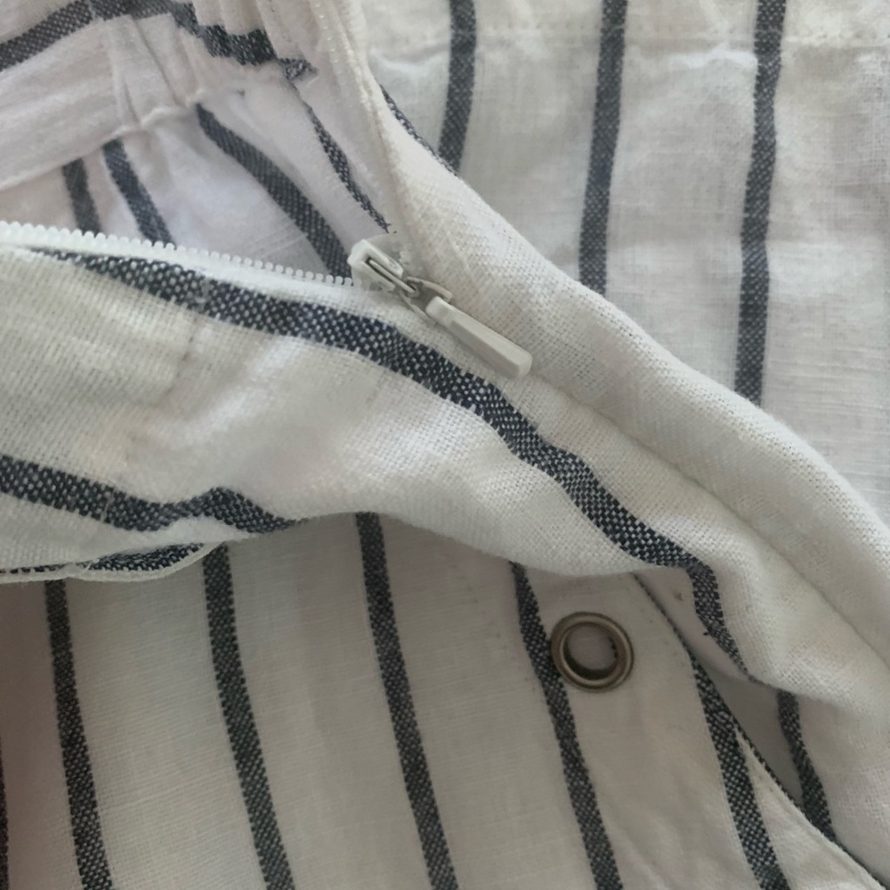 Chico’s!!! Great pants the side clasp is missing. - Picture 6 of 8